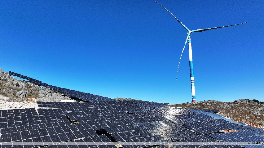 水力发电通过水的动能与势能驱动水轮机,再由发电机把能量转化为电力。其显著优点包括清洁、可再生、运行成本低、发电效率高,且对环境影响较小,能够稳定供电并对电网的负荷与峰谷差进行调节,提升电网的安全性与灵活性。局限在于受地理条件制约,需要充足水资源与合适地形;前期建设投入较大、周期较长,且可能对水文环境与生态系统造成一定影响,如水土流失、地质灾害及移民等问题。总体来看,水力在我国具有重要地位,具有相对较低的上网成本与稳定的供电能力。 水力发电通过水的动能与势能驱动水轮机,再由发电机把能量转化为电力。其显著优点包括清洁、可再生、运行成本低、发电效率高,且对环境影响较小,能够稳定供电并对电网的负荷与峰谷差进行调节,提升电网的安全性与灵活性。局限在于受地理条件制约,需要充足水资源与合适地形;前期建设投入较大、周期较长,且可能对水文环境与生态系统造成一定影响,如水土流失、地质灾害及移民等问题。总体来看,水力在我国具有重要地位,具有相对较低的上网成本与稳定的供电能力。