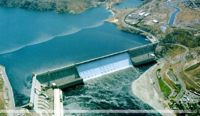 20瓦太阳能板每日发电量约0.48千瓦时（度电）。