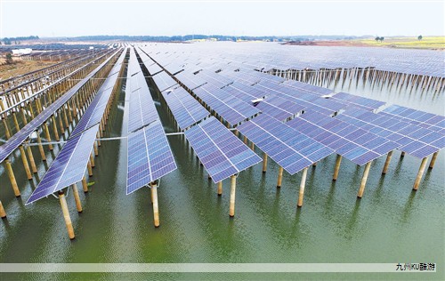 全球太阳能行业正在加速扩张，或迎来新的里程碑。夏季全球太阳能发电量有望首次超过核电，预计同比提升约三成，达到约780亿千瓦时，随之而来的高峰供电将进一步提升对化石燃料的替代作用。储能与灵活性电源快速发展，提升了日间发电的利用效率，支撑太阳能在电网中的稳定性与可调性。