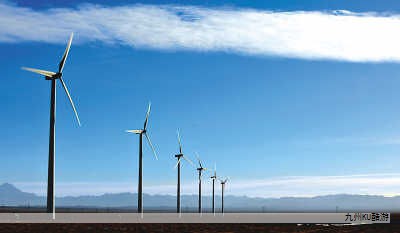 近日，西北电力设计院有限公司承建的玉门“光热储能+光伏+风电”示范项目中，10万千瓦光热储能工程取得并网通知书，标志着项目具备全面启动条件并进入并网发电倒计时。这一示范项目也是全球在建规模最大的熔盐线性菲涅尔光热电站之一，显示出我国在光热领域的持续推进与产业化进展。随着多家大型能源企业在光热发电领域加速布局，光热产业链的提速和规模化发展正逐步落地。