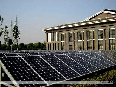 风力发电是依托风能转化为电力的可再生能源形式，在全球推动碳中和的大背景下曾经广受关注与推广。然而，近些年部分欧美国家在能源结构调整与环境治理压力下，出现对风电项目的重新评估甚至拆除部分装机的现象，与早期的扩张态势形成对比。我国在这一领域的态度与做法则呈现出明显的差异性，继续推进风力发电的发展。