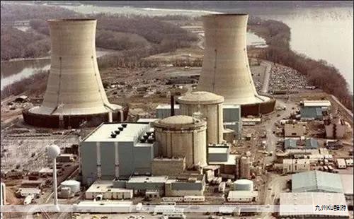 秋日的天空清澈而高远，站在尖山之巅，眼前是一排排蓝莹莹的光伏板沿山势整齐铺展。这里的光伏电站在高海拔、土地条件相对贫瘠的山区投产后，成为优化当地能源结构、促进节能减排的有力示范，也为周边的经济发展带来新的活力。