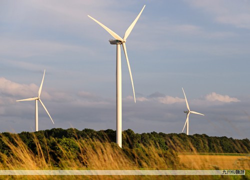 光伏电站是一种利用太阳能电池把光能直接转化为电能的发电系统,其核心在于光伏效应:光子冲击半导体材料,产生自由电子与空穴,在内置电场作用下实现载流子分离,从而在电路中形成电动势和电流,进而输出功率。 光伏电站是一种利用太阳能电池把光能直接转化为电能的发电系统,其核心在于光伏效应:光子冲击半导体材料,产生自由电子与空穴,在内置电场作用下实现载流子分离,从而在电路中形成电动势和电流,进而输出功率。