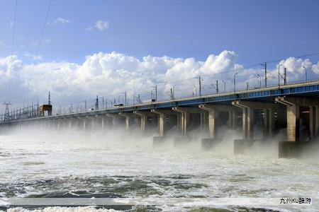 2022年我国能源领域实现多项世界第一与重大突破,新能源装机规模持续位居全球前列,能源结构进一步优化,科技创新驱动明显增强。 2022年我国能源领域实现多项世界第一与重大突破,新能源装机规模持续位居全球前列,能源结构进一步优化,科技创新驱动明显增强。