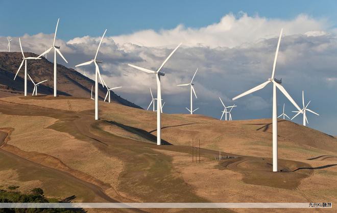 能源是人类社会赖以存续与发展的核心,自然资源紧缺与传统化石能源带来的气候与环境挑战,促使各国加速推动太阳能光伏等清洁能源产业,以实现全球能源结构的转型。若将地面光伏系统提升到太空,将显著提升能源的收集与利用效率,突破地理与时空约束,推动全球范围内按需分发的绿色能源新生态。 能源是人类社会赖以存续与发展的核心,自然资源紧缺与传统化石能源带来的气候与环境挑战,促使各国加速推动太阳能光伏等清洁能源产业,以实现全球能源结构的转型。若将地面光伏系统提升到太空,将显著提升能源的收集与利用效率,突破地理与时空约束,推动全球范围内按需分发的绿色能源新生态。