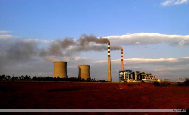 电台的锰电池耗尽,原本在场的多台发电机也在激烈的战斗中相继丢失或被摧毁。无线电在二战中已成为关键的指挥工具,尤其是在德军坦克部队里,装甲团长可以通过无线电调度整编坦克的行动。相比之下,苏军这边显得颇为薄弱,库兹涅佐夫离任后并未留下足够的备用电源,和沼泽地南部的部队取得联系后,只剩下三部电台在运作。没有稳定的电力,通信网络瞬间变得脆弱。 电台的锰电池耗尽,原本在场的多台发电机也在激烈的战斗中相继丢失或被摧毁。无线电在二战中已成为关键的指挥工具,尤其是在德军坦克部队里,装甲团长可以通过无线电调度整编坦克的行动。相比之下,苏军这边显得颇为薄弱,库兹涅佐夫离任后并未留下足够的备用电源,和沼泽地南部的部队取得联系后,只剩下三部电台在运作。没有稳定的电力,通信网络瞬间变得脆弱。