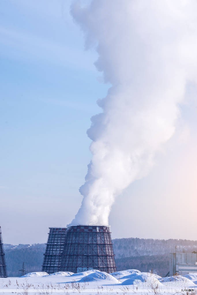 水力发电通过把水的势能和动能转化为电能来实现能量转换。河流的水量和落差是决定发电潜力的关键因素。直接利用河流水面的动能效率较低,因为难以在整个河段截流并让水轮机全覆盖运行。要提高水能利用效率,需通过工程措施集中水头,即在河流中人工创造并放大落差。这样就能把分散的自然落差汇聚起来,将高位水引向低位水轮机,使水的势能转化为轮机的机械转动,进而带动发电机发电,最后通过输电网络输送给用户,完成从水能到电能的转变。 水力发电通过把水的势能和动能转化为电能来实现能量转换。河流的水量和落差是决定发电潜力的关键因素。直接利用河流水面的动能效率较低,因为难以在整个河段截流并让水轮机全覆盖运行。要提高水能利用效率,需通过工程措施集中水头,即在河流中人工创造并放大落差。这样就能把分散的自然落差汇聚起来,将高位水引向低位水轮机,使水的势能转化为轮机的机械转动,进而带动发电机发电,最后通过输电网络输送给用户,完成从水能到电能的转变。