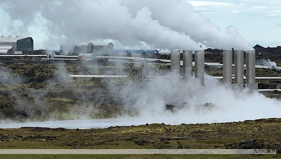 在碳达峰、碳中和的大背景下，传统能源的转型升级成为紧迫课题。作为全球在运容量最大的火电企业之一，大唐托克托发电公司正从单一的火力发电模式，向风电、光伏与热电协同的多能互补模式快速转型。其核心实践是蒙西托克托200万千瓦新能源外送项目，首批机组已正式并网发电，标志着以现有火电通道支撑的大规模新能源外送进入新阶段。