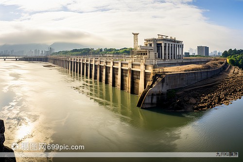 地热能在全球能源转型中长期被低估，虽然具有发电和直接供暖/制冷两大应用，但在实际利用上仍相对有限。常用的发电技术包括干蒸汽、闪蒸和双循环电厂。直接利用方面，地热能可为建筑、工业等提供稳定的热源。