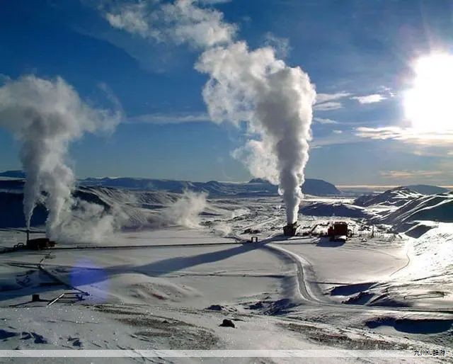 我国民用核能在技术创新与产业布局方面处于全球前沿。随着第四代核能技术取得关键突破,内陆地区开展核电站建设的现实性进一步提升。甘肃省武威市的2MWt级钍基熔盐实验堆已通过国家核安全局审核,为内陆核电站项目的推进提供重要支撑。作为第四代核能系统的一环,钍基熔盐核能在安全性、环境友好性与经济性方面具备明显优势,且运行采用无水冷却体系,更适合干旱、内陆地区的运行条件。在国家持续推动新型能源技术的背景下,相关企业已陆续布局钍基熔盐核能产业,这一新兴市场有望带来持续的经济与社会效益。 我国民用核能在技术创新与产业布局方面处于全球前沿。随着第四代核能技术取得关键突破,内陆地区开展核电站建设的现实性进一步提升。甘肃省武威市的2MWt级钍基熔盐实验堆已通过国家核安全局审核,为内陆核电站项目的推进提供重要支撑。作为第四代核能系统的一环,钍基熔盐核能在安全性、环境友好性与经济性方面具备明显优势,且运行采用无水冷却体系,更适合干旱、内陆地区的运行条件。在国家持续推动新型能源技术的背景下,相关企业已陆续布局钍基熔盐核能产业,这一新兴市场有望带来持续的经济与社会效益。