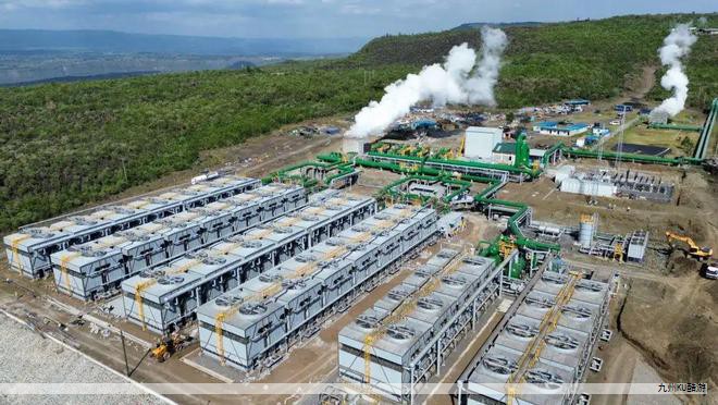 核电具备显著的低碳特性和高效供电能力,是推进“双碳”目标的重要能源形式。核能发电通过核反应堆释放的热能驱动蒸汽轮机发电,与火力发电在原理上类似,只是将锅炉换成核反应堆和蒸汽发生器,使用核裂变能替代矿物燃料的化学能。核能发电过程中不向大气排放二氧化碳及其他主要温室气体,同时也不排放大量有害气体。与水电、风电、太阳能等清洁能源相比,核电在占地、年利用小时数、稳定性以及对电网的影响方面具有一定优势。 核电具备显著的低碳特性和高效供电能力,是推进“双碳”目标的重要能源形式。核能发电通过核反应堆释放的热能驱动蒸汽轮机发电,与火力发电在原理上类似,只是将锅炉换成核反应堆和蒸汽发生器,使用核裂变能替代矿物燃料的化学能。核能发电过程中不向大气排放二氧化碳及其他主要温室气体,同时也不排放大量有害气体。与水电、风电、太阳能等清洁能源相比,核电在占地、年利用小时数、稳定性以及对电网的影响方面具有一定优势。