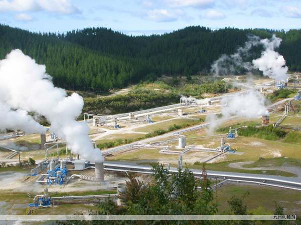 光伏发电是一种将太阳能直接转化为电能的清洁能源技术，其核心原理是光伏效应。当天空被光子照射到半导体材料（如硅）时，能量高于材料带隙的光子会激发电子跃迁，形成电子-空穴对。在P型与N型半导体形成的P-N结内建电场驱动电子向N区、空穴向P区分离，进而在外部电路形成电流。这一过程实现了光能向电能的直接转化。当前主流的N型电池与叠层电池在效率提升方面已取得显著进展，技术潜力持续释放。