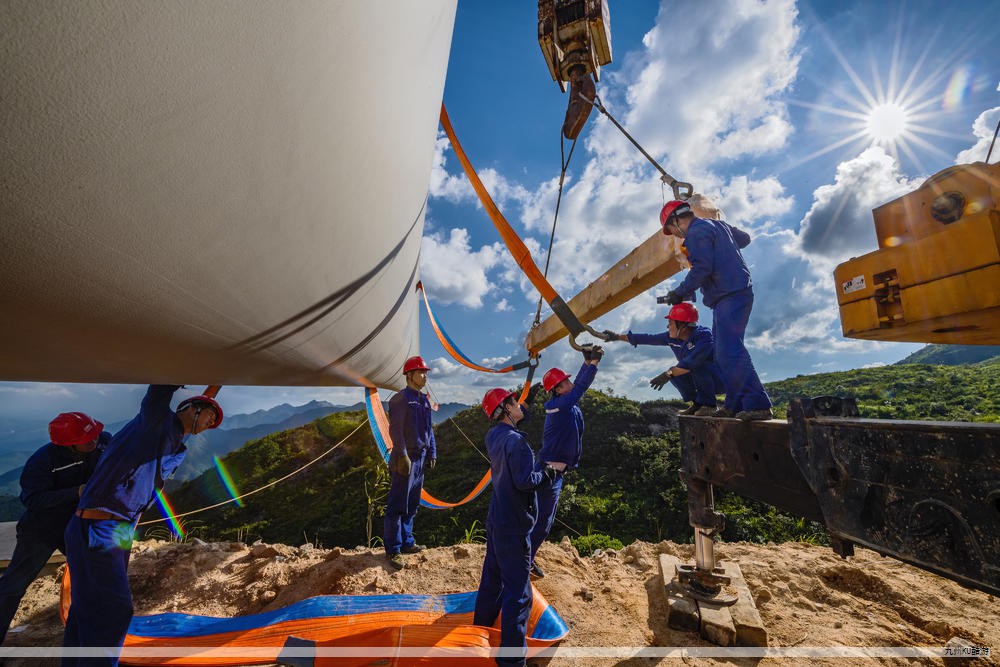 我国在全球范围内拥有容量最大的水力和火力发电机组。水电方面，白鹤滩水电站配备的百万千瓦级机组是全球知名的高端水力设备，单机重量约8000吨，机组高度超过50米，转轮重量约353吨。通过多机组稳态运行，年发电量达到约87亿千瓦时，彰显其持续发电能力。火力方面，二期的5、6号机组单机容量为124万千瓦，合计约2.48 GW，属于全球一流水平；这两台机组采用高效超超临界技术，具备自主知识产权，国产化率显著提升。此外，坪山电厂二期装机容量为135万千瓦，成为国内单机容量较大的火力机组之一，采用高低布置双轴二次再热等技术，显著提升热效率并降低煤耗，达到全球领先的性能指标。总体而言，我国在水电与火电领域持续推进自主创新，提升容量、效率与经济性，成为全球能源装备领域的重要标杆。