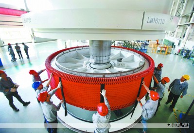 光伏发电是一种将太阳光直接转化为电能的清洁能源技术。其核心在于光伏效应：当光照射到半导体材料制成的太阳能电池时，光子能量激发产生电子与空穴，进而在内部电场作用下实现载流子分离与收集，最终通过外部电路输出电流。