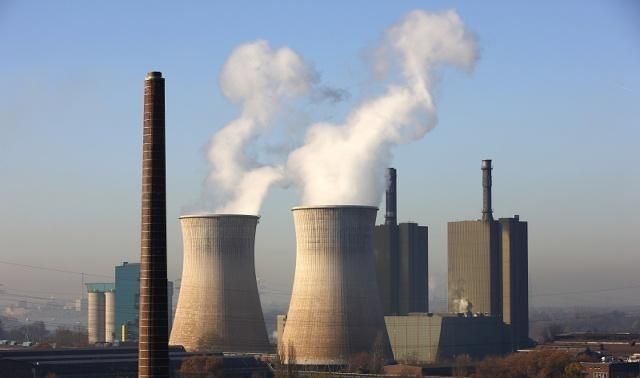 美国总统特朗普4日在总统专机“空军一号”上面对媒体