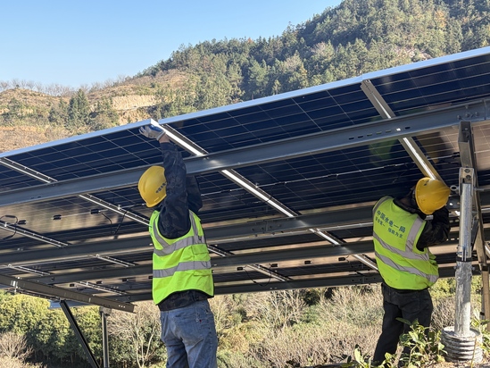 两个接线端子之间固定连接二极管