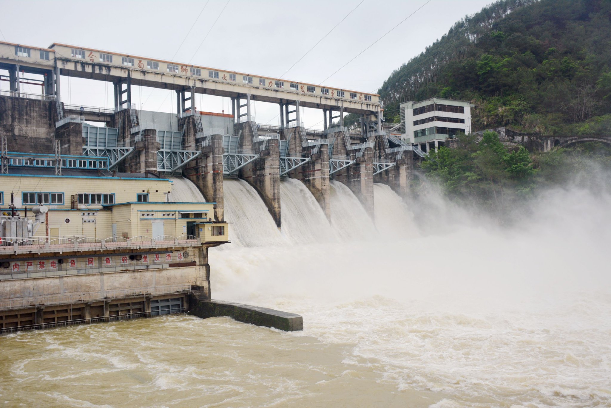 但吸筹力度不强；目前股价在压力位8.30和支撑位7.72之间