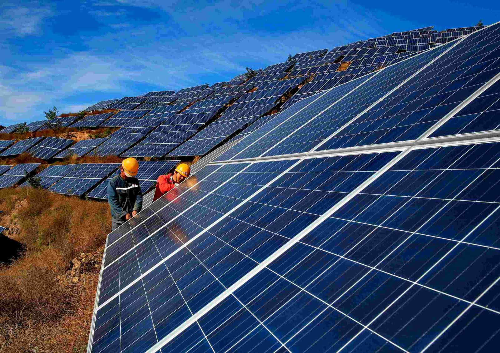 包括若干排横向设置在墙面上的光伏支架和安装在光伏支架上的光伏组件；每排光伏支架包括若干个檩条；檩条为竖直布置的C型檩条