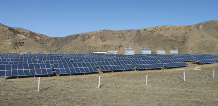 指着墙角堆放的竹藤和木料说:“等以后光伏设备功率再大些