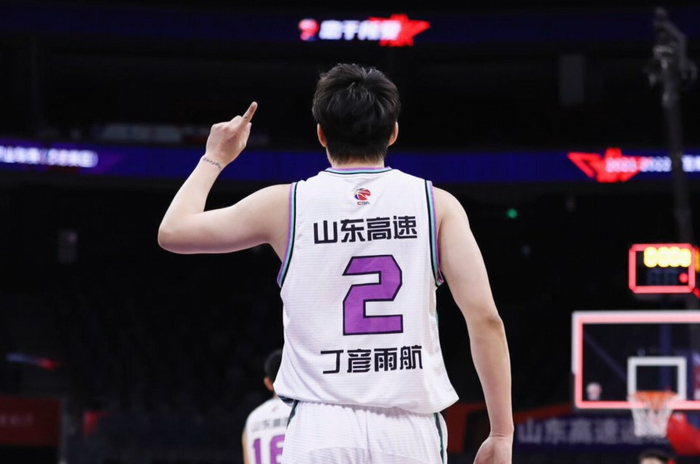 丁彦雨航退役告别山东赛场 15年职业生涯留下难
