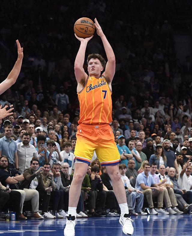 新秀克尼佩尔领跑三分榜 233记三分逼近历史纪录