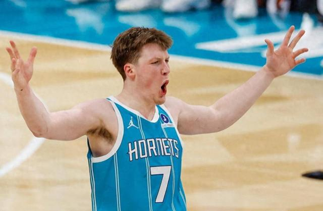 新秀克尼佩尔领跑三分榜 233记三分逼近历史纪录