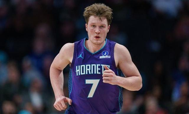 新秀克尼佩尔领跑三分榜 233记三分逼近历史纪录