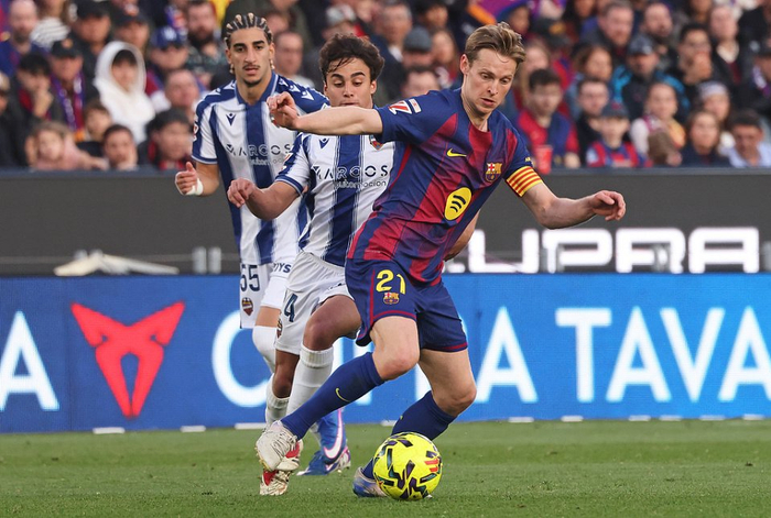 巴萨中场核心德容复出引主帅抉择，贝尔纳尔能