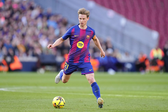 巴萨中场核心德容复出引主帅抉择，贝尔纳尔能