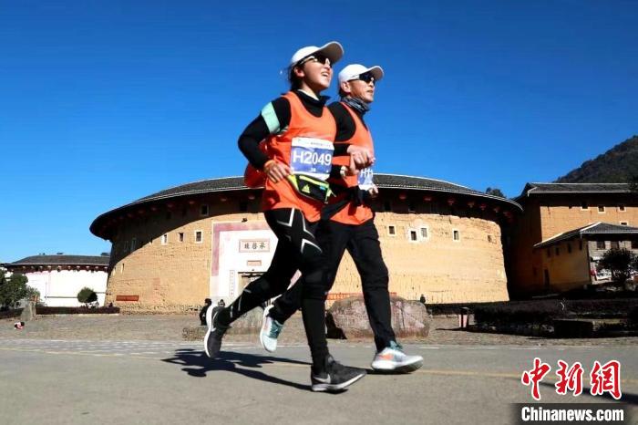 福建永定土楼马拉松鸣枪开赛：在世遗景区感受