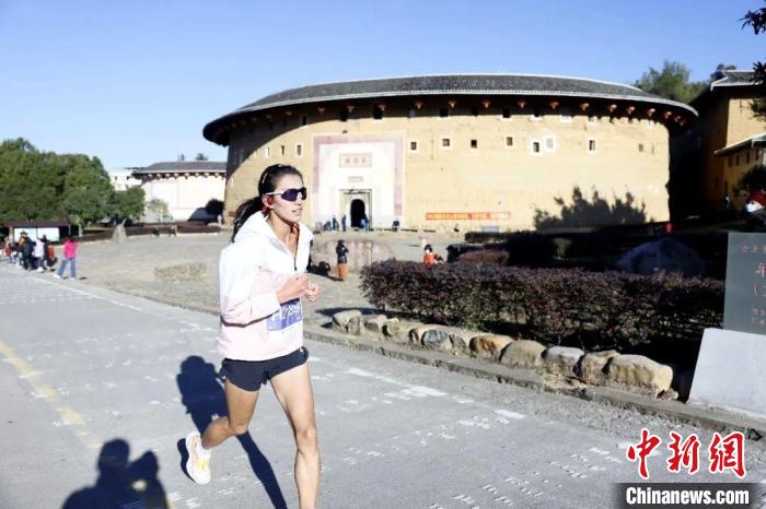 福建永定土楼马拉松鸣枪开赛：在世遗景区感受