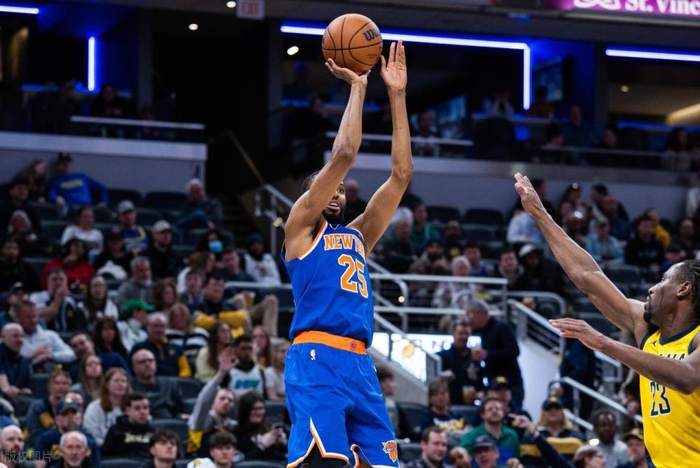 米切尔·罗宾逊22篮板统治内线 助尼克斯力克步行