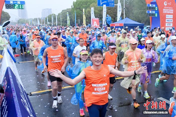 15000跑者共绘长江画卷 江阴半程马拉松点燃城市