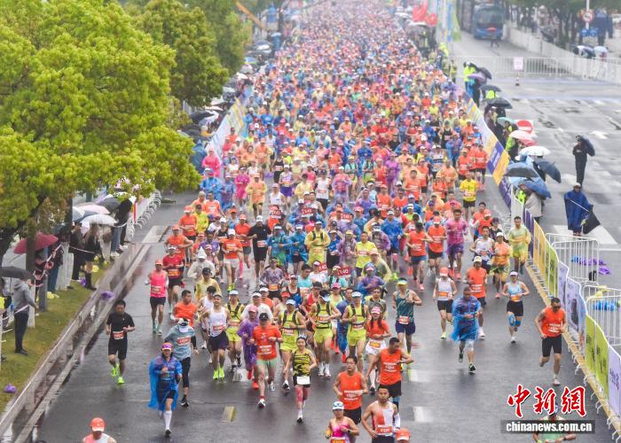 15000跑者共绘长江画卷 江阴半程马拉松点燃城市